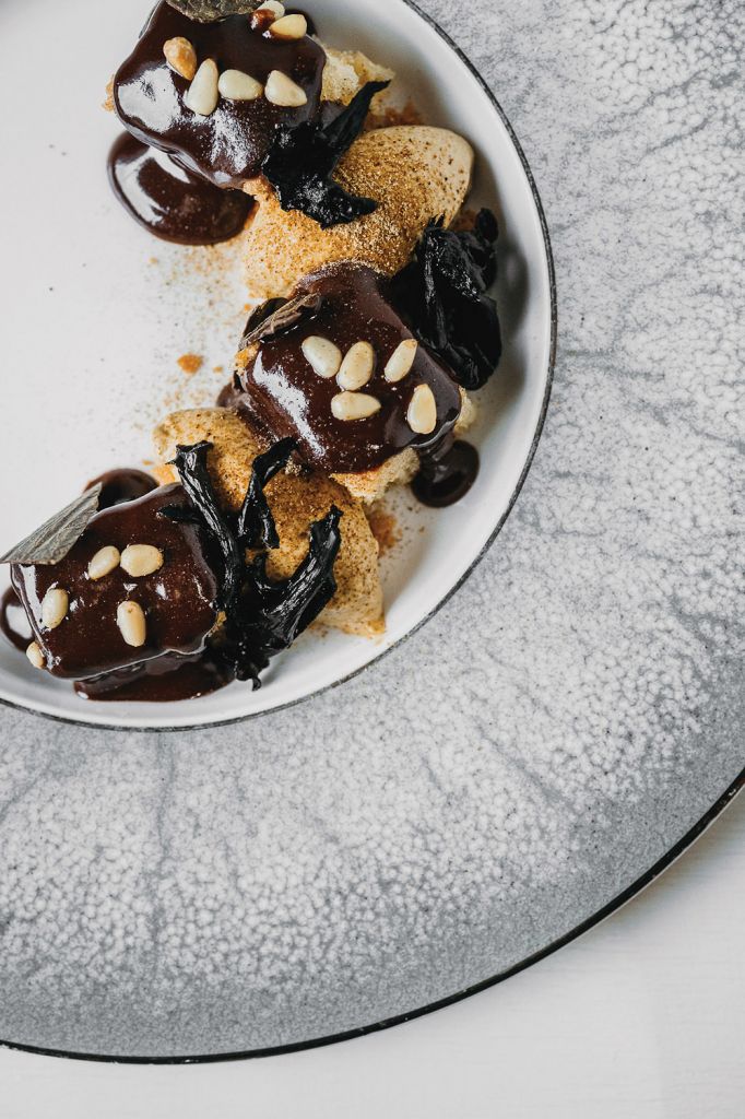 1 Мягкий пирог с кедровыми орехами, шоколадом, черными лисичками и заправкой из мороженого со вкусом ели.jpg