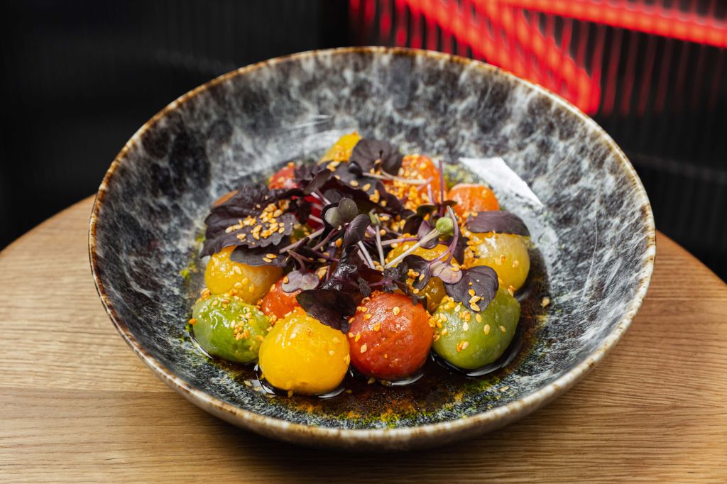 JOI IZAKAYA Цветные томаты, шисо, понцу.jpg