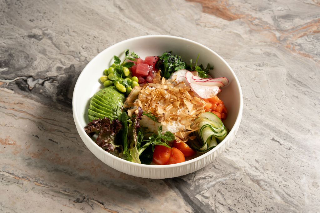 Atlantica Bistro Bowl с тунцом, форелью, авокадо, водор.jpg